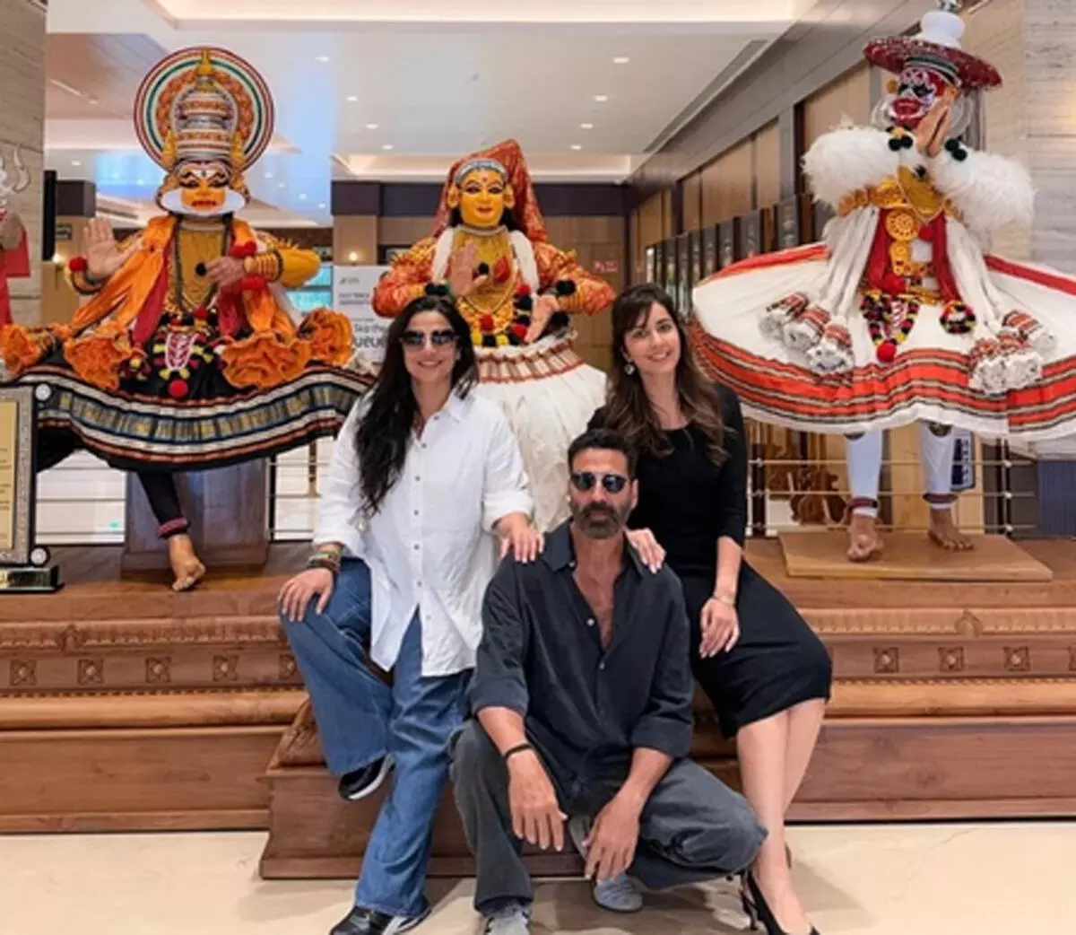 अक्षय कुमार ने पूरी की अपनी अगली फिल्म की शूटिंग, केरल की वादियों में विद्या और राशि संग जमाया रंग अक्षय कुमार ने पूरी की अपनी अगली फिल्म की शूटिंग, केरल की वादियों में विद्या और राशि संग जमाया रंग