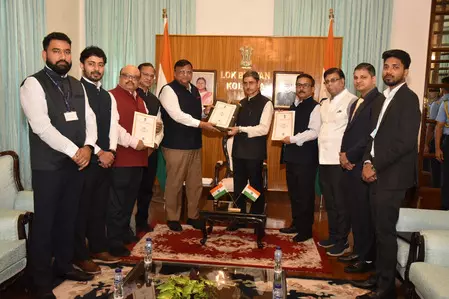 बंगाल में नई सरकार की संवैधानिक प्रक्रिया शुरू, आयोग ने राज्यपाल को सौंपी 293 विजयी उम्मीदवारों की सूची बंगाल में नई सरकार की संवैधानिक प्रक्रिया शुरू, आयोग ने राज्यपाल को सौंपी 293 विजयी उम्मीदवारों की सूची