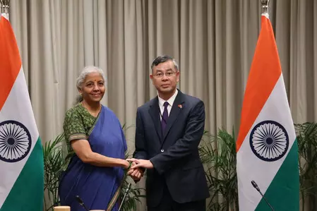 भारत और वियतनाम के वित्त मंत्रियों के बीच हुई अहम बैठक, व्यापक रणनीतिक साझेदारी को और मजबूत करने पर जोर भारत और वियतनाम के वित्त मंत्रियों के बीच हुई अहम बैठक, व्यापक रणनीतिक साझेदारी को और मजबूत करने पर जोर