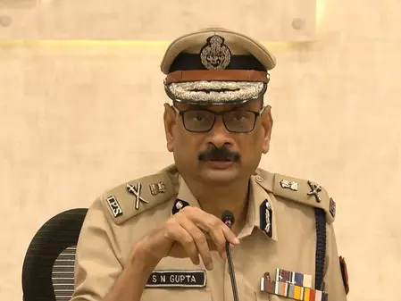 बंगाल में सत्ता परिवर्तन के बीच हिंसा का तांडव: 200 FIR दर्ज, 433 गिरफ्तार; चुनाव आयोग ने दिए उपद्रवियों पर सख्त कार्रवाई के आदेश बंगाल में सत्ता परिवर्तन के बीच हिंसा का तांडव: 200 FIR दर्ज, 433 गिरफ्तार; चुनाव आयोग ने दिए उपद्रवियों पर सख्त कार्रवाई के आदेश