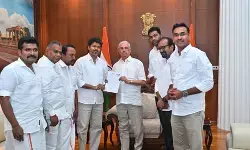 तमिलनाडु में विजय शंखनाद: थलपति विजय ने राज्यपाल को सौंपी समर्थकों की सूची, सरकार बनाने का दावा पेश किया तमिलनाडु में विजय शंखनाद: थलपति विजय ने राज्यपाल को सौंपी समर्थकों की सूची, सरकार बनाने का दावा पेश किया