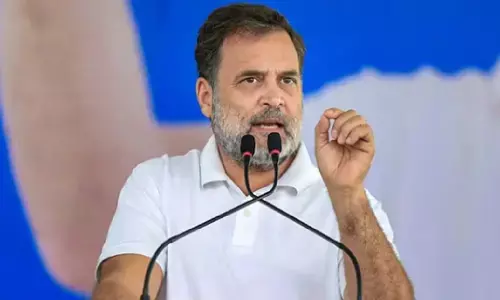 आर्थिक तूफान सिर पर है, PM इटली में टॉफी बांट रहे, पीएम मोदी के चॉकलेट गिफ्ट पर राहुल का तंज