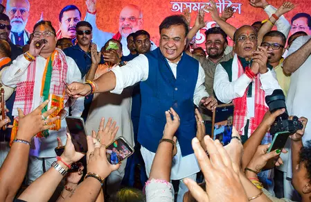 असम: हिमंता बिस्वा सरमा ने शपथ ग्रहण समारोह की तैयारियों की समीक्षा की असम: हिमंता बिस्वा सरमा ने शपथ ग्रहण समारोह की तैयारियों की समीक्षा की