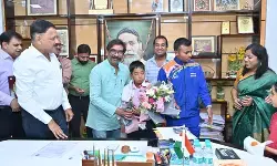 झारखंड: 7 वर्षीय तैराक इशांक सिंह ने पाल्क स्ट्रेट पार कर रचा इतिहास, सीएम हेमंत सोरेन ने किया सम्मानित झारखंड: 7 वर्षीय तैराक इशांक सिंह ने पाल्क स्ट्रेट पार कर रचा इतिहास, सीएम हेमंत सोरेन ने किया सम्मानित