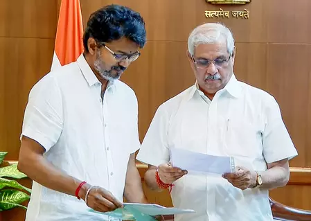 तमिलनाडु सरकार गठन पर फंसा पेंच, राष्ट्रपति शासन की अटकलें तेज तमिलनाडु सरकार गठन पर फंसा पेंच, राष्ट्रपति शासन की अटकलें तेज