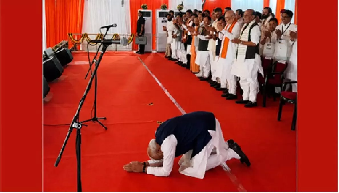 बंगाल में पीएम मोदी ने कार्यकर्ता के छुए पैर, शुभेंदु को लगाया गले, मंच पर हुए दंडवत बंगाल में पीएम मोदी ने कार्यकर्ता के छुए पैर, शुभेंदु को लगाया गले, मंच पर हुए दंडवत