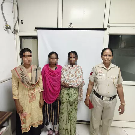 दिल्ली: करोल बाग मेट्रो स्टेशन पर चोरी के आरोप में तीन महिलाएं गिरफ्तार दिल्ली: करोल बाग मेट्रो स्टेशन पर चोरी के आरोप में तीन महिलाएं गिरफ्तार