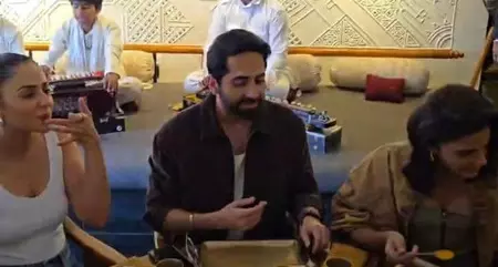 पति पत्नी और वो दो की टीम पर चढ़ा गुजराती रंग, स्वादिष्ट व्यंजन के साथ आयुष्मान-रकुल ने जमकर लगाए ठुमके पति पत्नी और वो दो की टीम पर चढ़ा गुजराती रंग, स्वादिष्ट व्यंजन के साथ आयुष्मान-रकुल ने जमकर लगाए ठुमके
