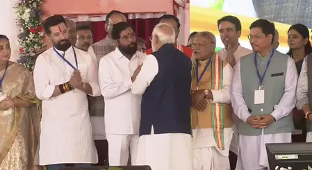 पश्चिम बंगाल: शपथ ग्रहण समारोह में पीएम मोदी ने एकनाथ शिंदे से पूछी कुशलक्षेम, हेलीकॉप्टर की हुई थी आपातलैंडिंग पश्चिम बंगाल: शपथ ग्रहण समारोह में पीएम मोदी ने एकनाथ शिंदे से पूछी कुशलक्षेम, हेलीकॉप्टर की हुई थी आपातलैंडिंग