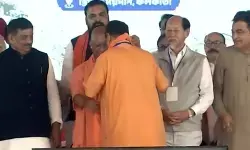 सीएम योगी ने सुवेंदु सरकार को भगवा अंगवस्त्र पहनाया, उज्ज्वल कार्यकाल के लिए शुभकामनाएं सीएम योगी ने सुवेंदु सरकार को भगवा अंगवस्त्र पहनाया, उज्ज्वल कार्यकाल के लिए शुभकामनाएं