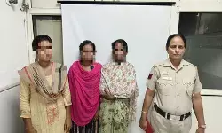 दिल्ली: करोल बाग मेट्रो स्टेशन पर चोरी के आरोप में तीन महिलाएं गिरफ्तार दिल्ली: करोल बाग मेट्रो स्टेशन पर चोरी के आरोप में तीन महिलाएं गिरफ्तार