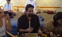 पति पत्नी और वो दो की टीम पर चढ़ा गुजराती रंग, स्वादिष्ट व्यंजन के साथ आयुष्मान-रकुल ने जमकर लगाए ठुमके पति पत्नी और वो दो की टीम पर चढ़ा गुजराती रंग, स्वादिष्ट व्यंजन के साथ आयुष्मान-रकुल ने जमकर लगाए ठुमके