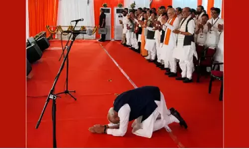 बंगाल में पीएम मोदी ने कार्यकर्ता के छुए पैर, शुभेंदु को लगाया गले, मंच पर हुए दंडवत बंगाल में पीएम मोदी ने कार्यकर्ता के छुए पैर, शुभेंदु को लगाया गले, मंच पर हुए दंडवत
