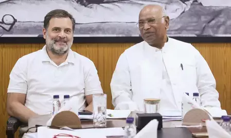 केरल के सीएम पर सस्पेंस बरकरार, तीन घंटे की बैठक के बाद भी नहीं निकला निष्कर्ष केरल के सीएम पर सस्पेंस बरकरार, तीन घंटे की बैठक के बाद भी नहीं निकला निष्कर्ष