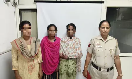 दिल्ली: करोल बाग मेट्रो स्टेशन पर चोरी के आरोप में तीन महिलाएं गिरफ्तार दिल्ली: करोल बाग मेट्रो स्टेशन पर चोरी के आरोप में तीन महिलाएं गिरफ्तार