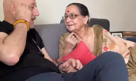 अनुपम खेर को दाढ़ी में देख मां को हुआ ‘बाबा’ वाला एहसास, एक्टर ने किया मजेदार वीडियो शेयर अनुपम खेर को दाढ़ी में देख मां को हुआ ‘बाबा’ वाला एहसास, एक्टर ने किया मजेदार वीडियो शेयर