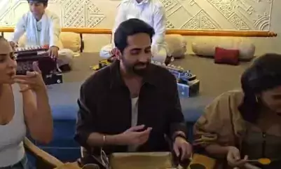 पति पत्नी और वो दो की टीम पर चढ़ा गुजराती रंग, स्वादिष्ट व्यंजन के साथ आयुष्मान-रकुल ने जमकर लगाए ठुमके