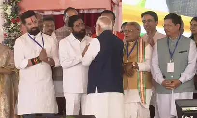 पश्चिम बंगाल: शपथ ग्रहण समारोह में पीएम मोदी ने एकनाथ शिंदे से पूछी कुशलक्षेम, हेलीकॉप्टर की हुई थी आपातलैंडिंग