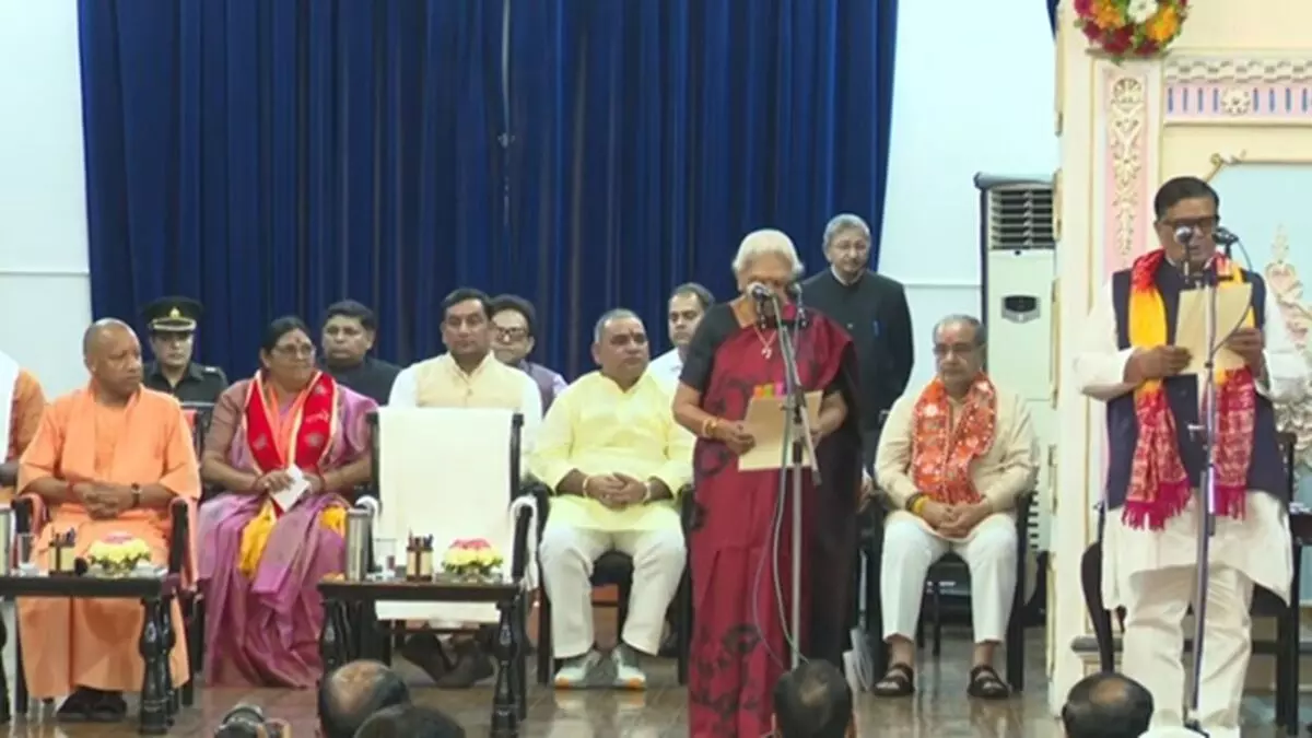चुनाव से पहले योगी कैबिनेट का विस्तार, भूपेंद्र चौधरी समेत 6 MLA ने ली मंत्री पद की शपथ चुनाव से पहले योगी कैबिनेट का विस्तार, भूपेंद्र चौधरी समेत 6 MLA ने ली मंत्री पद की शपथ
