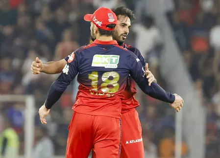 आईपीएल 2026: भुवनेश्वर की बेहतरीन गेंदबाजी, एमआई ने 7 विकेट खोकर बनाए 166 रन आईपीएल 2026: भुवनेश्वर की बेहतरीन गेंदबाजी, एमआई ने 7 विकेट खोकर बनाए 166 रन