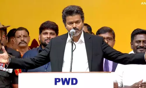 तमिलनाडु में अब विजय सरकार, थलपति ने ली मुख्यमंत्री पद की शपथ तमिलनाडु में अब विजय सरकार, थलपति ने ली मुख्यमंत्री पद की शपथ