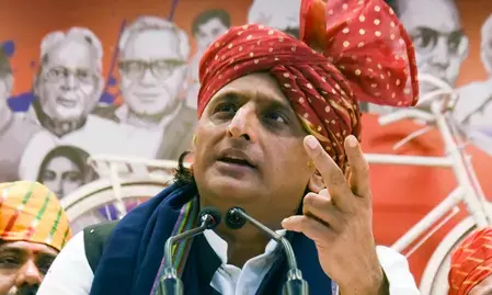 अखिलेश यादव का जोरदार तंज: भाजपा में सीएम सिर्फ कूरियर-मैसेंजर, ऊपर से आती है पर्ची; मंत्रिमंडल विस्तार पर छिड़ा सियासी घमासान