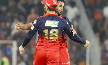 आईपीएल 2026: भुवनेश्वर की बेहतरीन गेंदबाजी, एमआई ने 7 विकेट खोकर बनाए 166 रन आईपीएल 2026: भुवनेश्वर की बेहतरीन गेंदबाजी, एमआई ने 7 विकेट खोकर बनाए 166 रन
