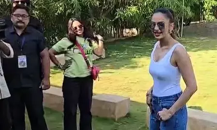 प्रतिबंधित इलाके में नहीं थीं अभिनेत्री... गिर फॉरेस्ट ने रकुल प्रीत सिंह के जंगल सफारी विवाद पर दी सफाई प्रतिबंधित इलाके में नहीं थीं अभिनेत्री... गिर फॉरेस्ट ने रकुल प्रीत सिंह के जंगल सफारी विवाद पर दी सफाई