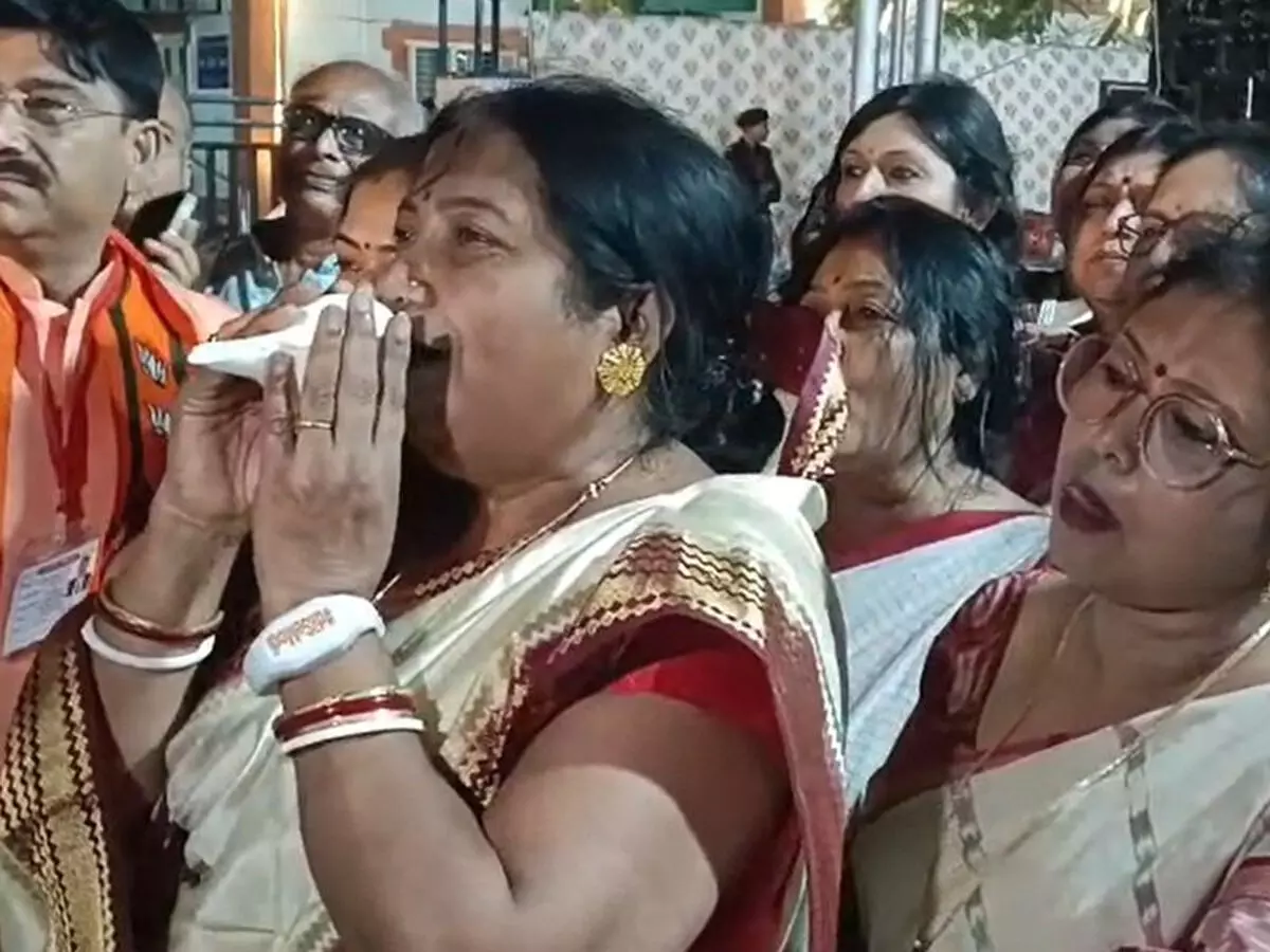 गुजरात: जामनगर में पीएम मोदी के स्वागत में उमड़ा जनसैलाब, बंगाल की जीत से समर्थकों में उत्साह गुजरात: जामनगर में पीएम मोदी के स्वागत में उमड़ा जनसैलाब, बंगाल की जीत से समर्थकों में उत्साह