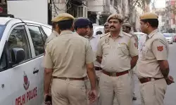 दिल्ली फिर शर्मसार! नॉर्थ ईस्ट की महिलाओं से बदसलूकी, कपड़े फाड़ने और धमकी देने का आरोप दिल्ली फिर शर्मसार! नॉर्थ ईस्ट की महिलाओं से बदसलूकी, कपड़े फाड़ने और धमकी देने का आरोप
