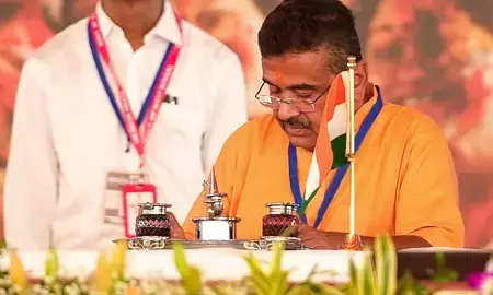 पश्चिम बंगाल में मुख्यमंत्री सुवेंदु अधिकारी ने किया विभागों का बंटवारा, जानें किसे मिली कौन सी जिम्मेदारी पश्चिम बंगाल में मुख्यमंत्री सुवेंदु अधिकारी ने किया विभागों का बंटवारा, जानें किसे मिली कौन सी जिम्मेदारी