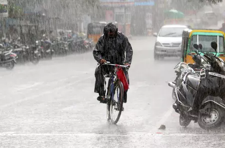 तमिलनाडु के 10 जिलों के लिए भारी बारिश की चेतावनी, मछुआरों को समुद्र में न जाने की सलाह तमिलनाडु के 10 जिलों के लिए भारी बारिश की चेतावनी, मछुआरों को समुद्र में न जाने की सलाह