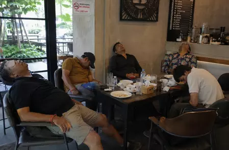 थाईलैंड घूमने गए पांच भारतीयों में से चार अचानक हुए बेहोश, एक की मौत; जांच में जुटी पुलिस थाईलैंड घूमने गए पांच भारतीयों में से चार अचानक हुए बेहोश, एक की मौत; जांच में जुटी पुलिस