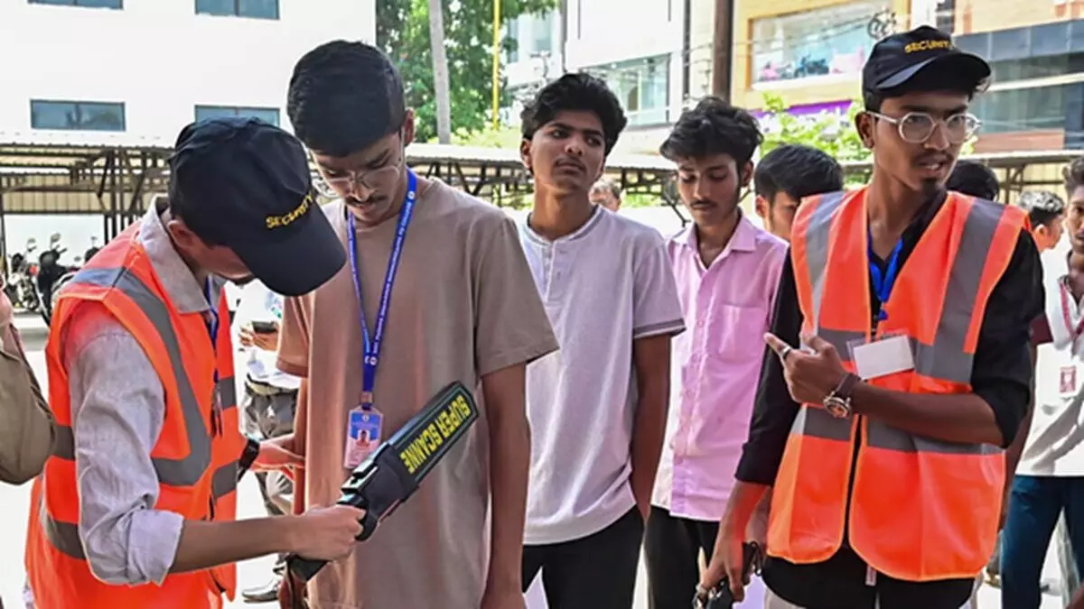 नासिक से हरियाणा, जयपुर होते हुए सीकर पहुंचा NEET पेपर! कई राज्यों तक फैली जांच ने बढ़ाई चिंता नासिक से हरियाणा, जयपुर होते हुए सीकर पहुंचा NEET पेपर! कई राज्यों तक फैली जांच ने बढ़ाई चिंता