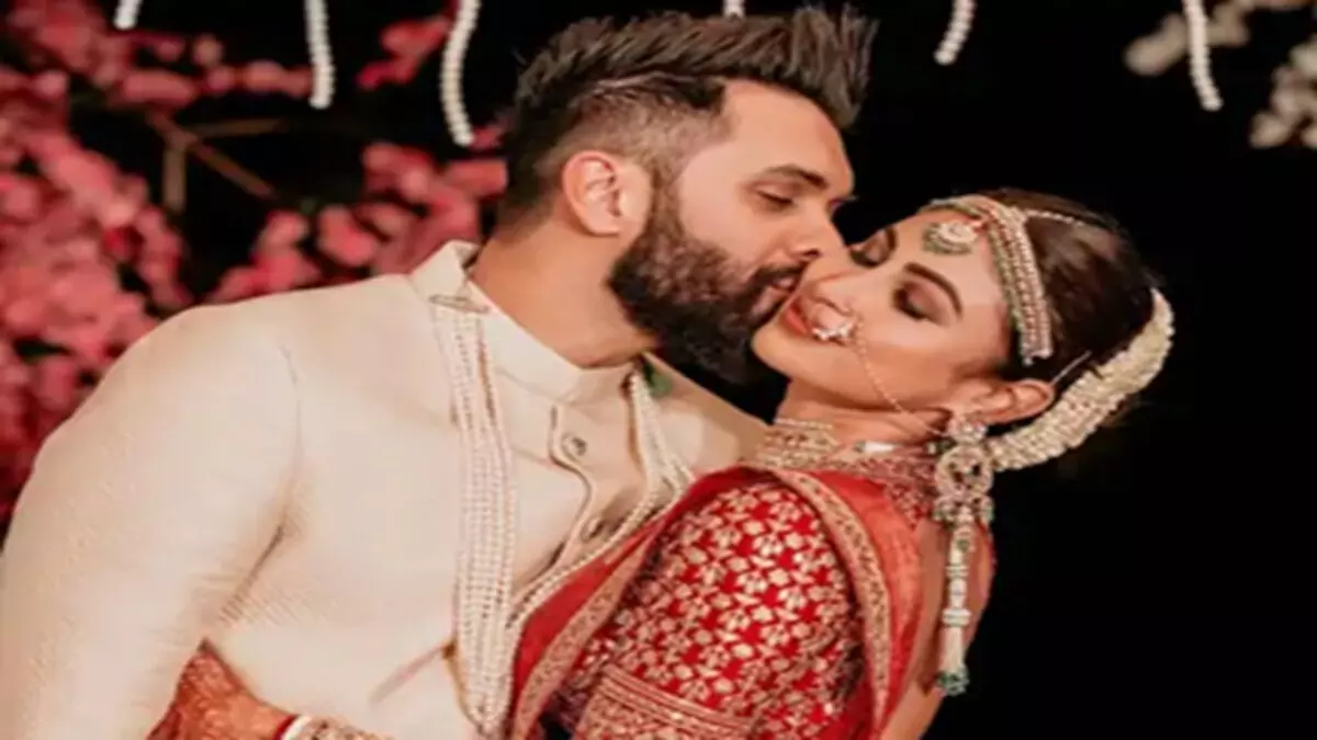 तलाक की खबरों से सुर्खियों में मौनी रॉय:पति को सोशल मीडिया से किया अनफॉलो, तस्वीरें भी हटाईं तलाक की खबरों से सुर्खियों में मौनी रॉय:पति को सोशल मीडिया से किया अनफॉलो, तस्वीरें भी हटाईं
