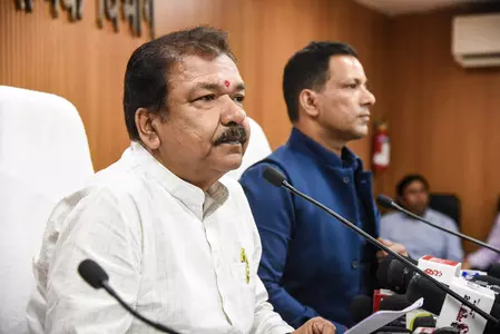बिहार सरकार का बड़ा प्रशासनिक सुधार, राजस्व कर्मचारी अब हल्कों में रहकर करेंगे जमीन से जुड़े काम बिहार सरकार का बड़ा प्रशासनिक सुधार, राजस्व कर्मचारी अब हल्कों में रहकर करेंगे जमीन से जुड़े काम