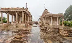 बारीक नक्काशी वाले खंभों और मारू-गुर्जर शैली की छतों वाला सौंदर्य, जैन तीर्थंकरों को समर्पित राजस्थान का यह मंदिर बारीक नक्काशी वाले खंभों और मारू-गुर्जर शैली की छतों वाला सौंदर्य, जैन तीर्थंकरों को समर्पित राजस्थान का यह मंदिर