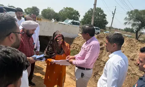 बधवाना वितरिका निरीक्षण: श्रुति चौधरी ने अधिकारियों को दिए सख्त निर्देश बधवाना वितरिका निरीक्षण: श्रुति चौधरी ने अधिकारियों को दिए सख्त निर्देश