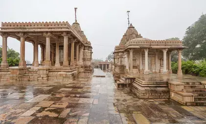 बारीक नक्काशी वाले खंभों और मारू-गुर्जर शैली की छतों वाला सौंदर्य, जैन तीर्थंकरों को समर्पित राजस्थान का यह मंदिर