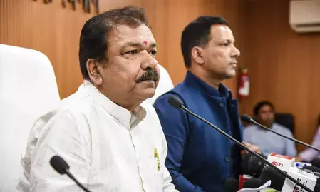बिहार सरकार का बड़ा प्रशासनिक सुधार, राजस्व कर्मचारी अब हल्कों में रहकर करेंगे जमीन से जुड़े काम बिहार सरकार का बड़ा प्रशासनिक सुधार, राजस्व कर्मचारी अब हल्कों में रहकर करेंगे जमीन से जुड़े काम