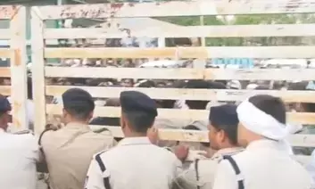 मध्य प्रदेश : होटल में युवक पर हमले और अपमान के विरोध में मुस्लिम समुदाय का विरोध-प्रदर्शन मध्य प्रदेश : होटल में युवक पर हमले और अपमान के विरोध में मुस्लिम समुदाय का विरोध-प्रदर्शन