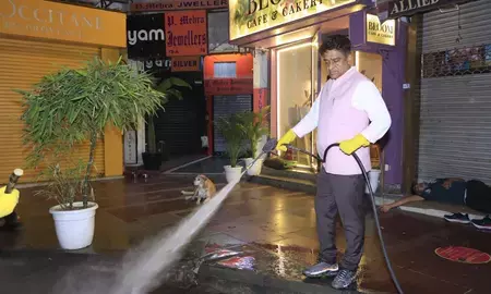 दिल्ली: एनडीएमसी के उपाध्यक्ष ने जलभराव रोकने के उपायों की समीक्षा की, खान मार्केट में रात की सफाई में शामिल हुए