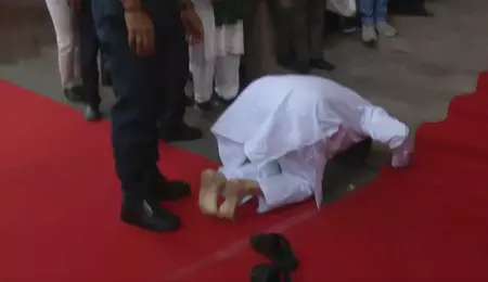 पश्चिम बंगाल : सीढ़ियों पर दंडवत प्रणाम, सीएम सुवेंदु अधिकारी ने विधानसभा में ऐसे ली एंट्री पश्चिम बंगाल : सीढ़ियों पर दंडवत प्रणाम, सीएम सुवेंदु अधिकारी ने विधानसभा में ऐसे ली एंट्री