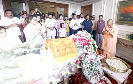 प्रतीक यादव के निधन से शोक में डूबा यादव परिवार, सीएम योगी ने आवास पहुंच कर दी श्रद्धांजलि प्रतीक यादव के निधन से शोक में डूबा यादव परिवार, सीएम योगी ने आवास पहुंच कर दी श्रद्धांजलि