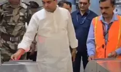 पीएम मोदी की ईंधन बचाने की अपील के बाद दिल्ली के मंत्री ने काम पर जाने के लिए किया मेट्रो का इस्तेमाल पीएम मोदी की ईंधन बचाने की अपील के बाद दिल्ली के मंत्री ने काम पर जाने के लिए किया मेट्रो का इस्तेमाल
