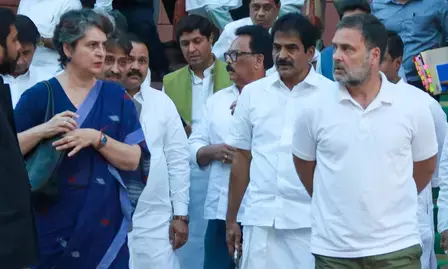 केरल सीएम पर खींचतान: वायनाड में राहुल-प्रियंका के खिलाफ पोस्टर, केसी वेणुगोपाल को बढ़ावा देने का आरोप केरल सीएम पर खींचतान: वायनाड में राहुल-प्रियंका के खिलाफ पोस्टर, केसी वेणुगोपाल को बढ़ावा देने का आरोप