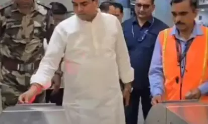 पीएम मोदी की ईंधन बचाने की अपील के बाद दिल्ली के मंत्री ने काम पर जाने के लिए किया मेट्रो का इस्तेमाल