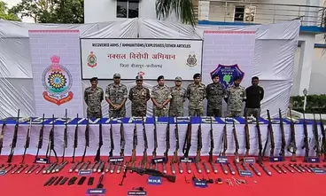 छत्तीसगढ़: सुरक्षा बलों ने माओवादियों के गुप्त ठिकानों का पता लगाया, भारी मात्रा में नकदी और हथियार जब्त छत्तीसगढ़: सुरक्षा बलों ने माओवादियों के गुप्त ठिकानों का पता लगाया, भारी मात्रा में नकदी और हथियार जब्त