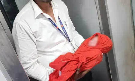 चलती ट्रेनों में दो गर्भवती महिलाओं ने बच्चियों को दिया जन्म, रेलवे कर्मचारियों की मदद से दोनों सुरक्षित चलती ट्रेनों में दो गर्भवती महिलाओं ने बच्चियों को दिया जन्म, रेलवे कर्मचारियों की मदद से दोनों सुरक्षित