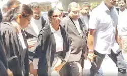 कलकत्ता हाईकोर्ट में वकील की पोशाक में दिखीं ममता बनर्जी; कोर्ट से बाहर निकलते ही समर्थकों और विरोधियों में भिड़ंत, लगे चोर-चोर के नारे कलकत्ता हाईकोर्ट में वकील की पोशाक में दिखीं ममता बनर्जी; कोर्ट से बाहर निकलते ही समर्थकों और विरोधियों में भिड़ंत, लगे चोर-चोर के नारे